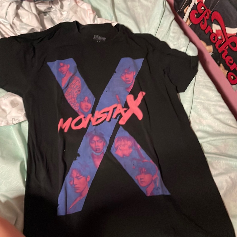 Monsta X size M shirt